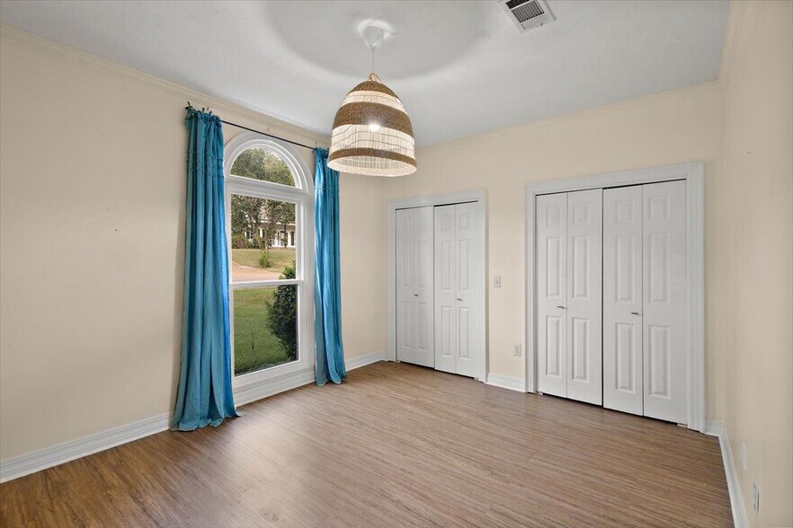 Building Photo - 423 Woodlands Cir