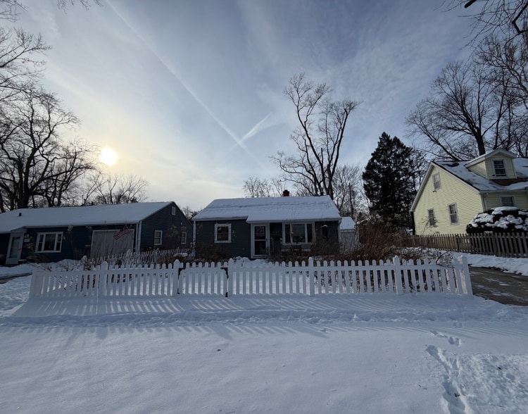 Front with fenced picket fence and natural grasses - 1101 S Cottage Grove Ave