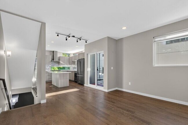 Building Photo - Trendy West Seattle Townhome w/Air Conditioning and Rooftop Deck
