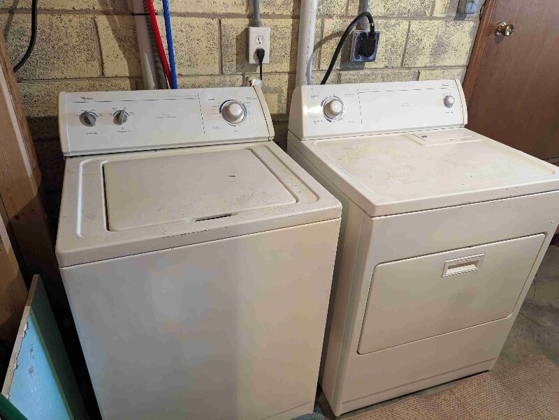 Building Photo - 275 E Lake Dr