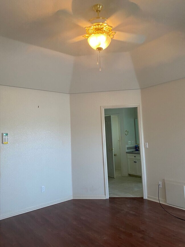 Building Photo - Beautiful Lakefront Home in the Vineyard! 55+ community