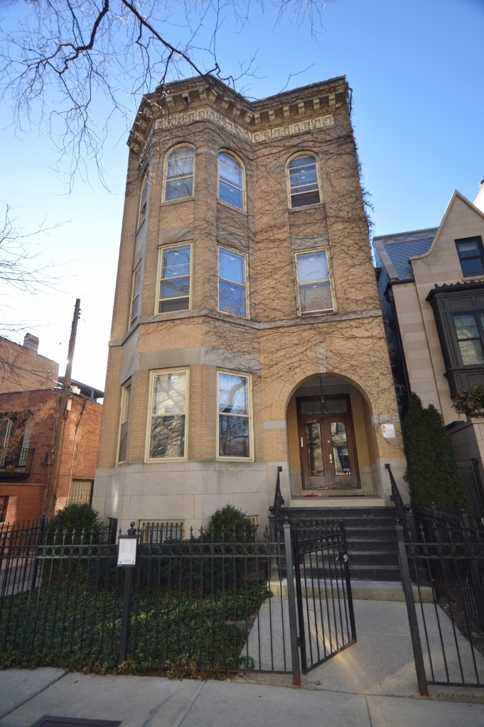 Building Photo - 2214 N Kenmore Ave