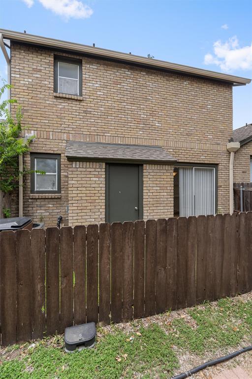 Building Photo - 1015 E Yager Ln