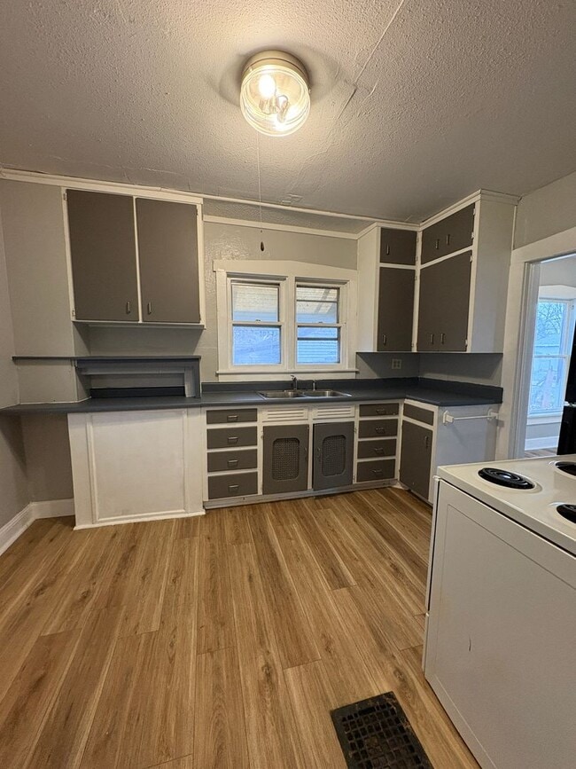 Building Photo - 2 Bed House for Rent! **NO APPLICATION FEES**