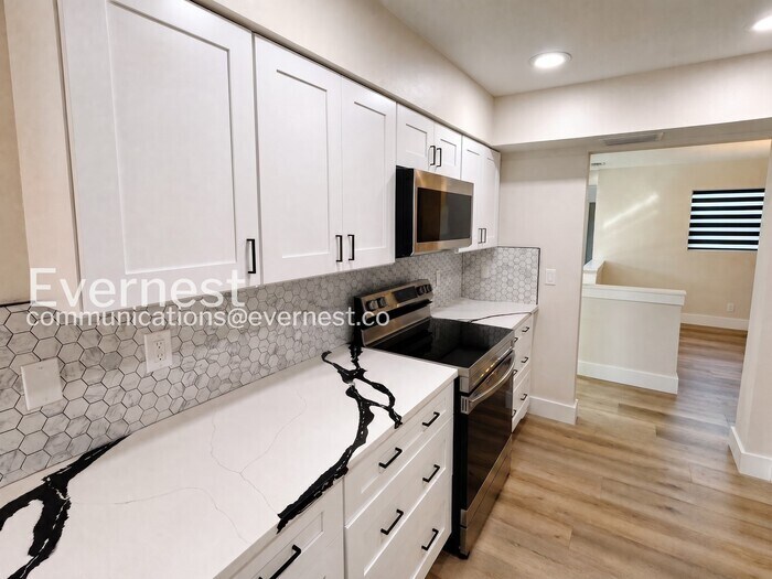 Building Photo - 5908 S Manhattan Ave