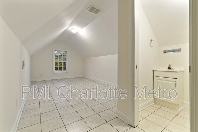Building Photo - 5916 Meadowmere Dr