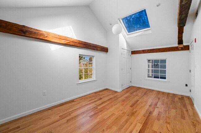 Building Photo - 14 Lynde St