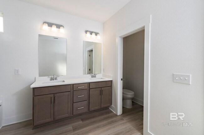 Building Photo - 231 Bronze St