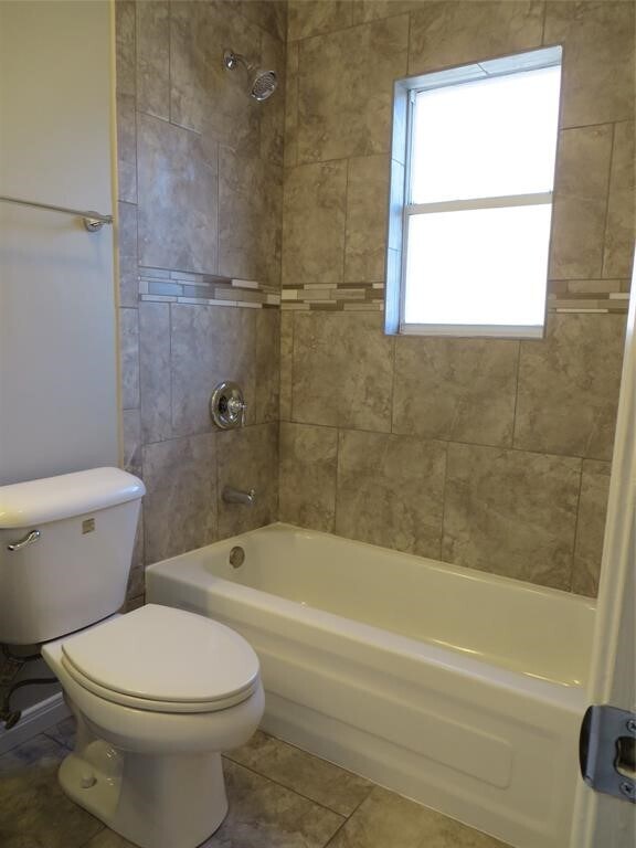 Building Photo - 8716 Club House Dr