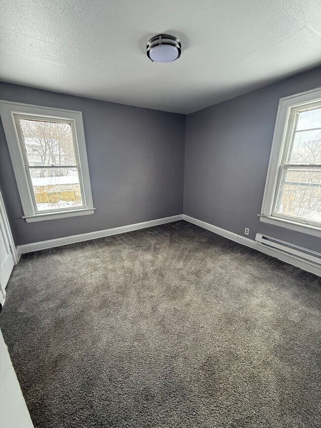 Building Photo - 3bd Single Vouchers Only