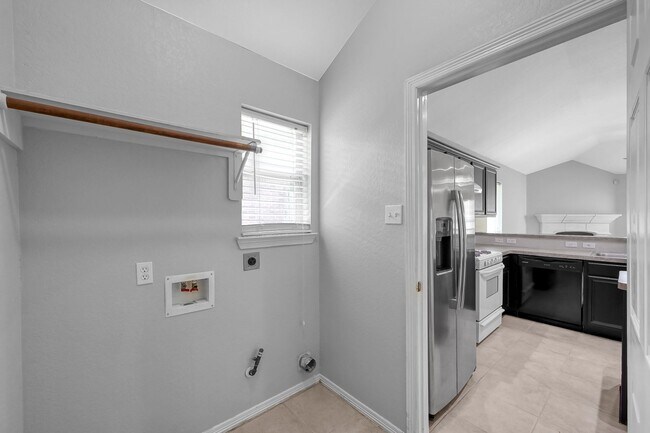 Building Photo - Cozy and quiet 4 bed 2 bath