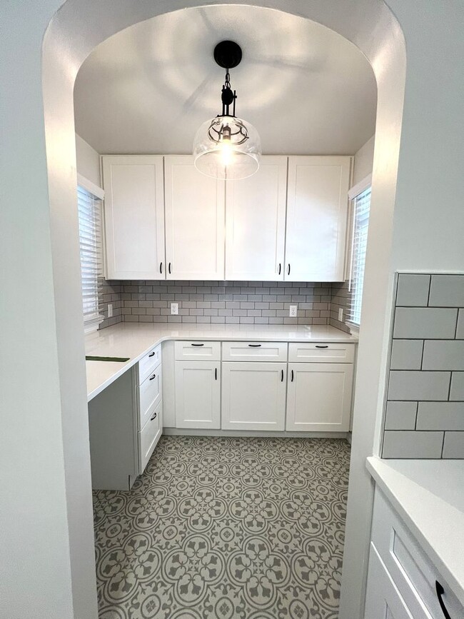 Building Photo - Fully renovated 3 bed 2 bath home on the B...