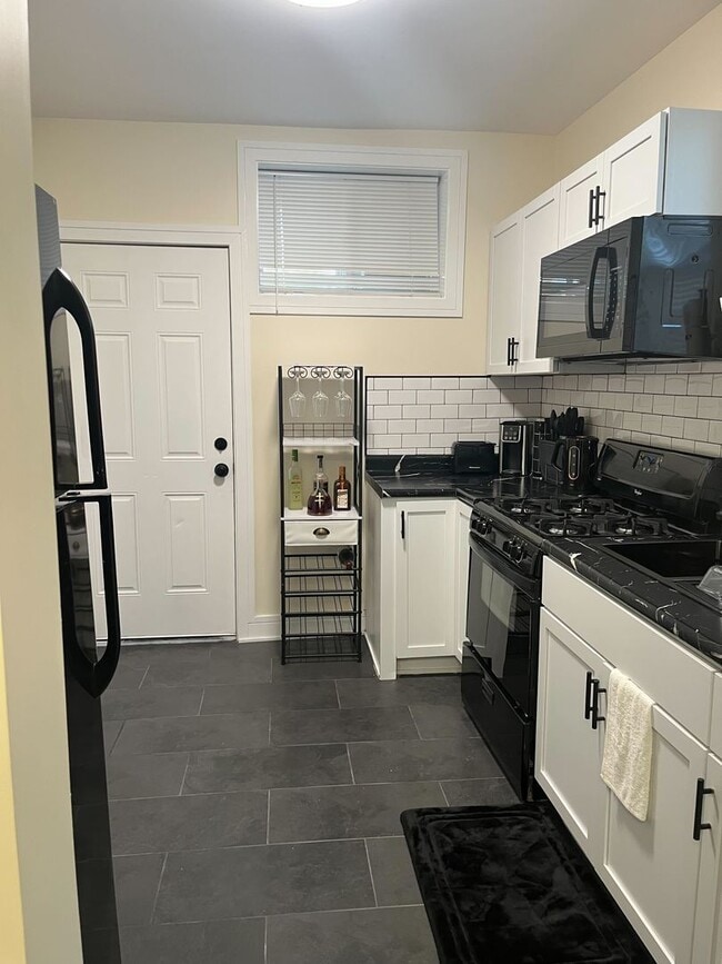 Building Photo - 610 E 74th St