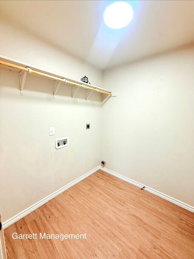 Building Photo - 1203 E Ave G
