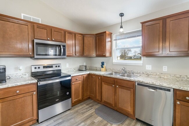 Building Photo - Fully Furnished Short-term rental Includes internet, cable, washer, dryer, etc