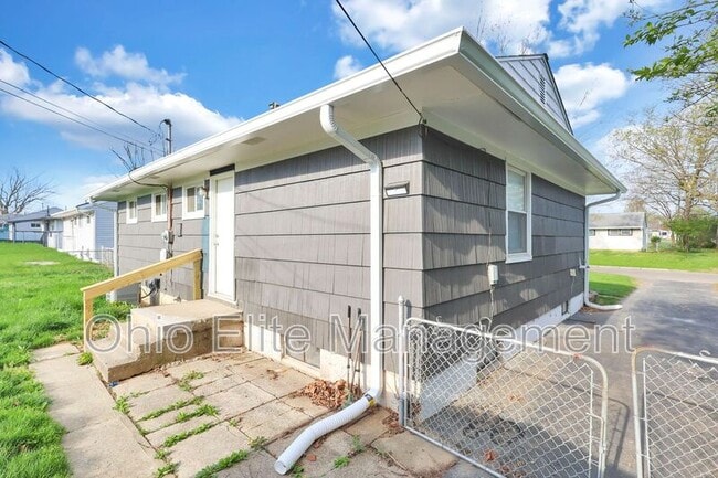 Building Photo - 1028 S Harris Ave