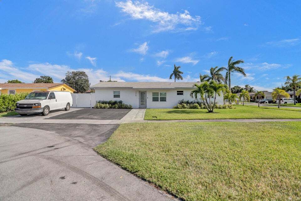 Building Photo - 1210 SW 10th Ter