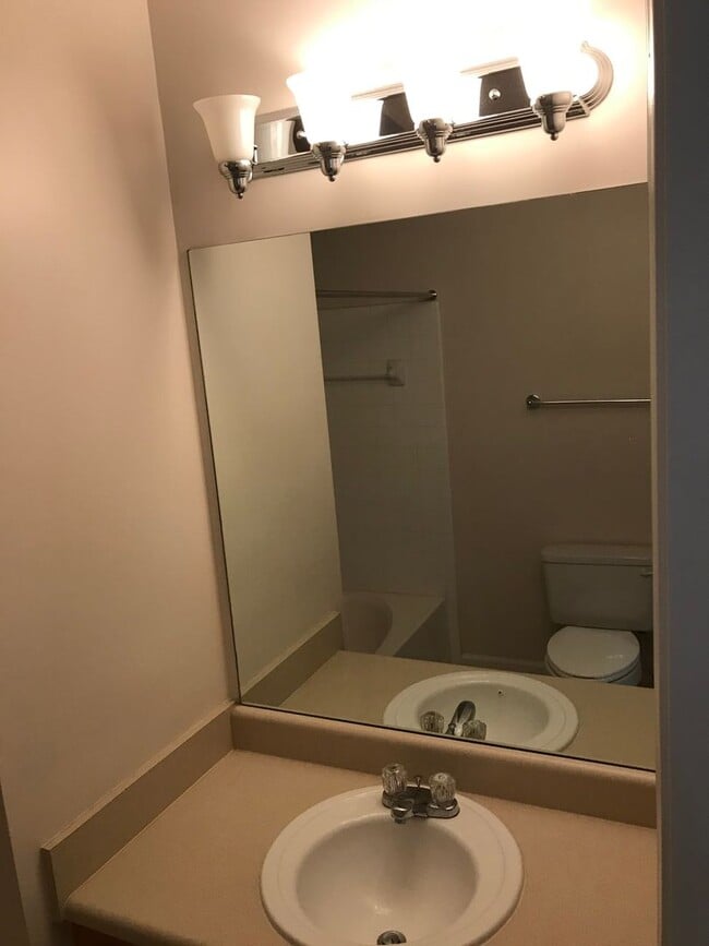 Building Photo - 260 Riverbend Drive 2 Bedroom 2 Bath Condo...
