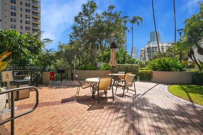 Building Photo - 520 Brickell Key Dr