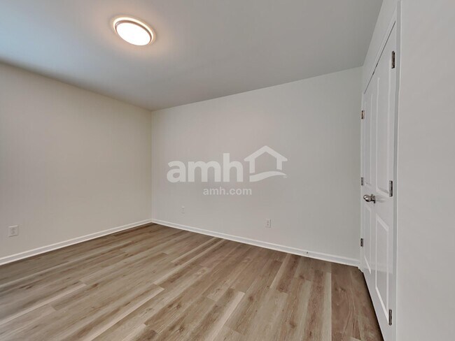 Building Photo - 136 Weeping Cypress Dr