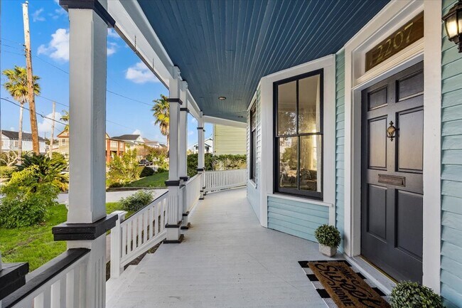 Building Photo - 2207 Bernardo De Galvez Ave