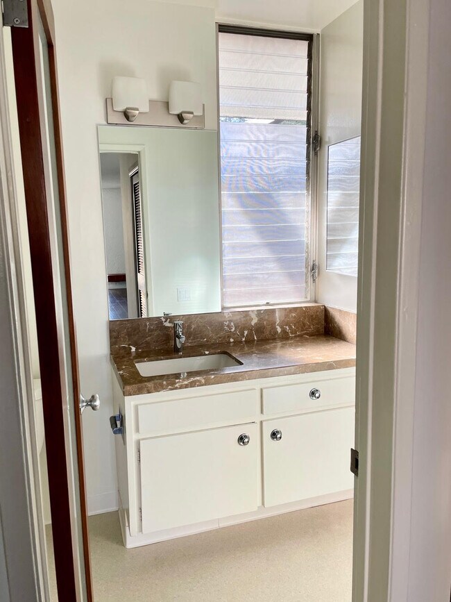 Building Photo - 1932 Overland Ave