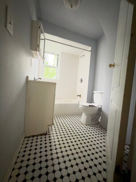 308 Clerk St Bsmt - 306 Clerk St
