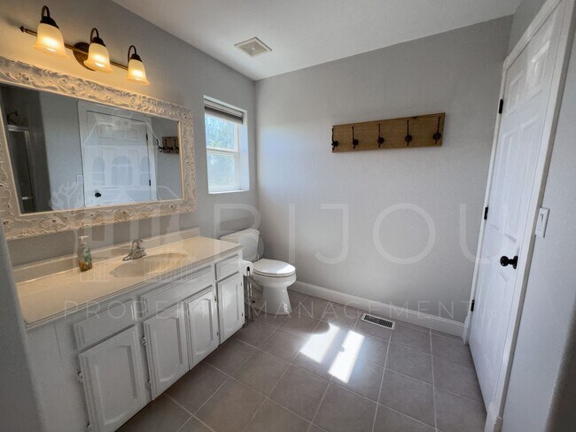 Building Photo - Spacious Country Living!