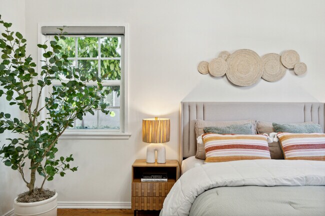 Building Photo - 15034 1/2 Dickens St