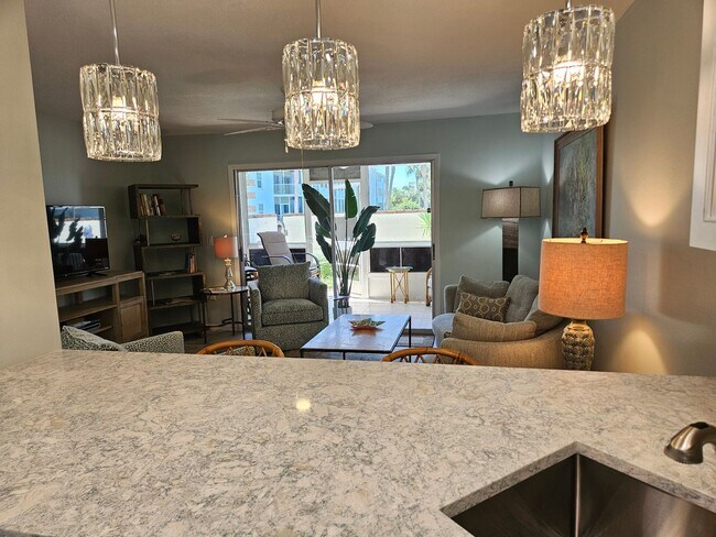 Building Photo - Seasonal Short-Term Townhouse on Venice Island close to Venice Beach!