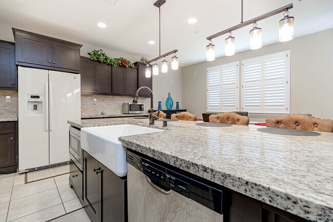 Building Photo - 582 Pasture Ave