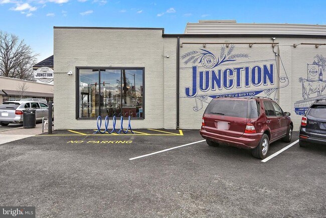 Building Photo - 214 E Monroe Ave