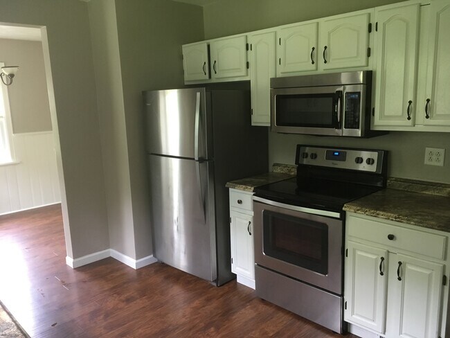 Building Photo - 160 Oakwood Rd