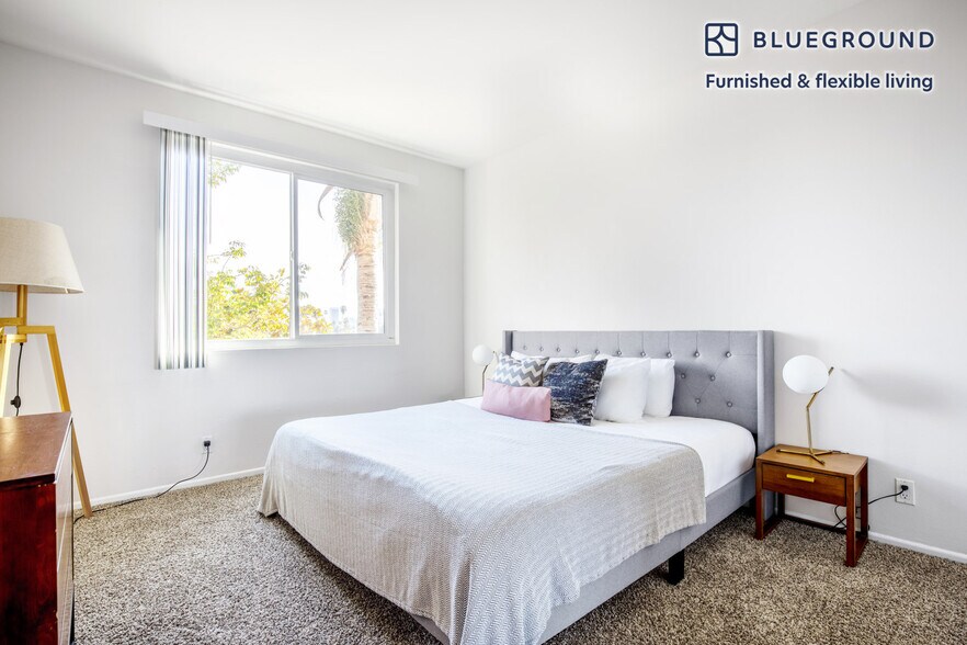 Building Photo - 467 S Arnaz Dr