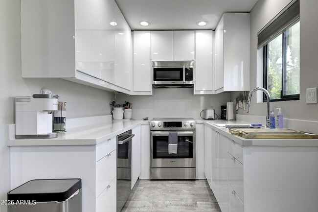 Building Photo - 4610 N 68th St