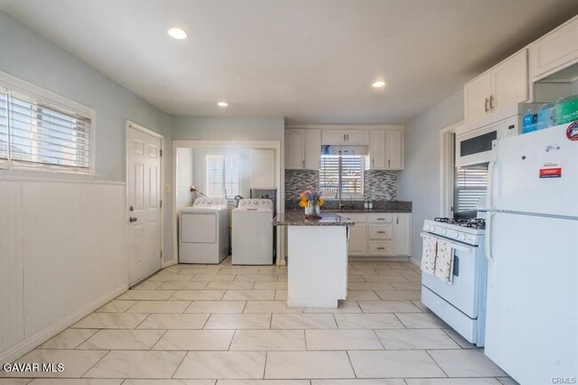 Building Photo - 2725 Desert St