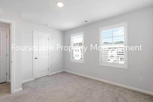 Building Photo - Stylish 3-Level Townhome with Bonus Suite, Deck & Garage – Near I-540 and Shopping