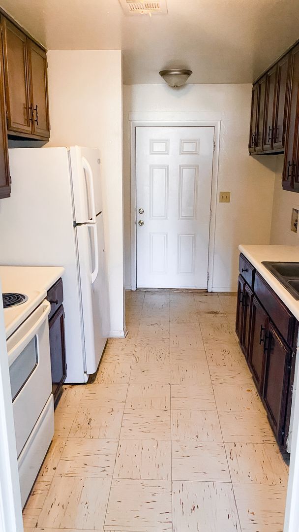 Building Photo - Small Town Living-Just A Short Drive From ...