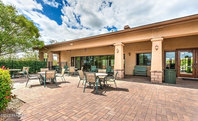 Building Photo - 5638 N Ardmore Ave