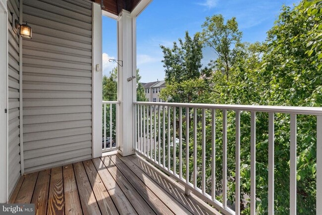 Building Photo - 4950 Brenman Park Dr