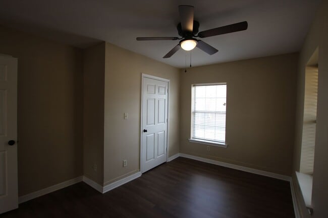 Building Photo - Remodeled 2 bedroom 1 bath rental in West ...