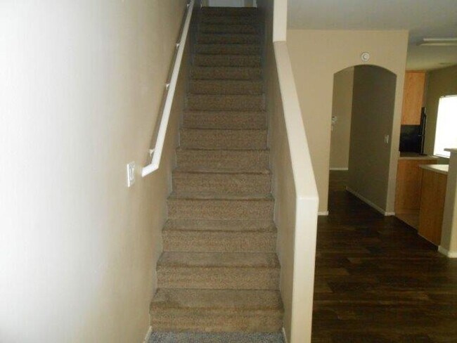 Building Photo - Large Spacious 3 Bedroom Townhome with Com...