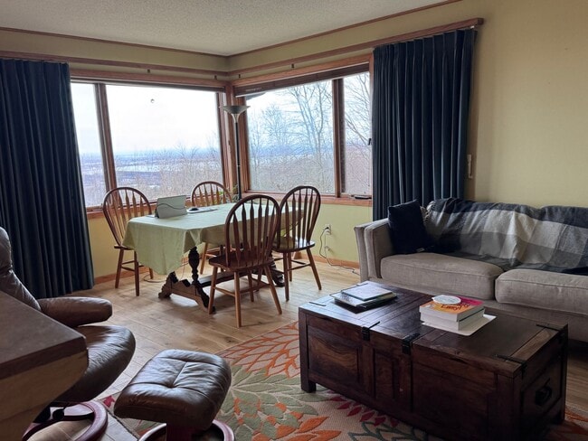 Building Photo - 2607 W 12th Street - Available May 8th - Short Term Rental Through October