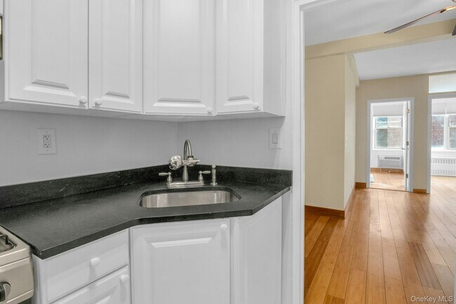 Building Photo - 10 Lake St