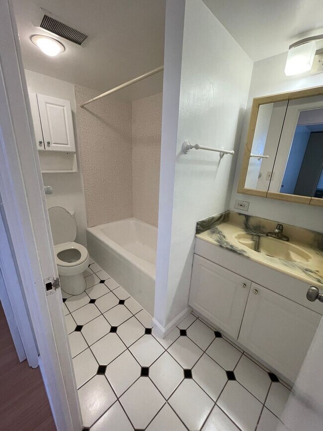 Building Photo - Gorgeous renovated high-floor apartment in great building.