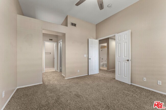 Building Photo - 1010 S Farralon Ln