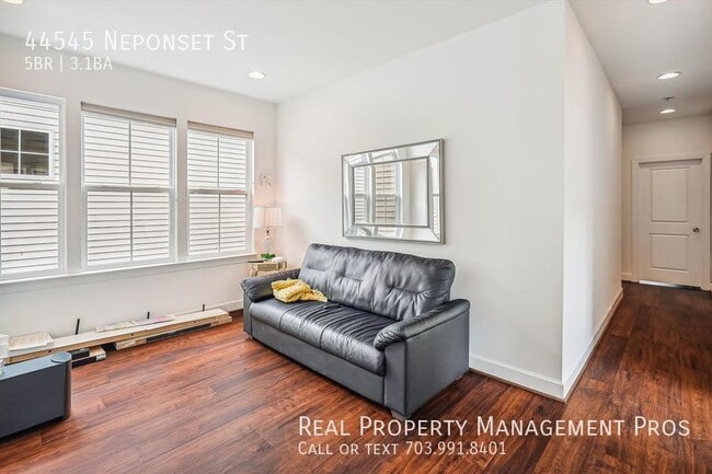 Building Photo - 44545 Neponset St