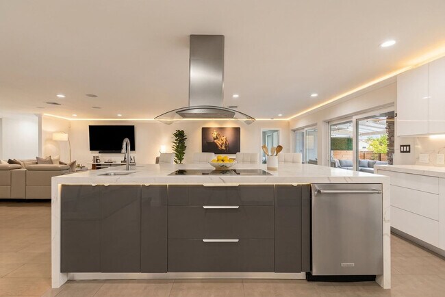 Building Photo - 5841 Bayview Dr