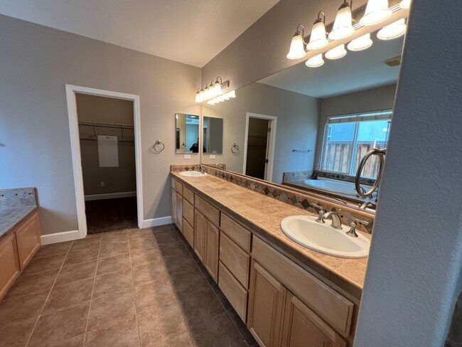 Building Photo - 4 bedroom home with 3 car garage in Patterson!