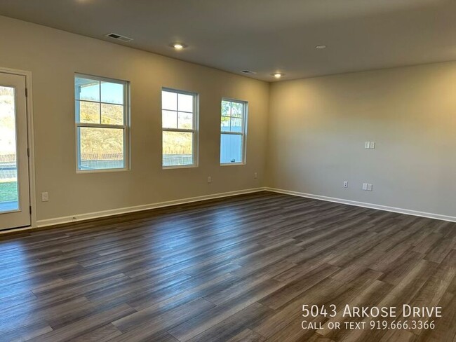 Building Photo - Charming 3 Bedroom Town Home Located In Ra...